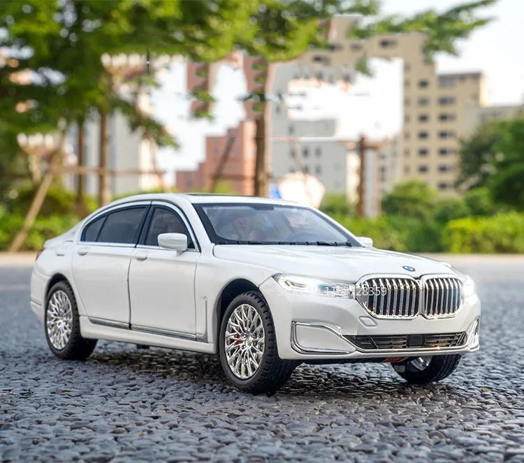 1:24 Miniature M4 or 760Li Model Toy Cars Alloy Diecast Sound Light Doors Opened Pull Back Shock Absorption Toy Vehicles Kids Gifts