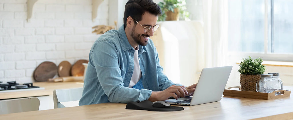 🖱️🖤 Ergonomic Mouse Pad with Wrist Rest – Non-Slip Hard Base