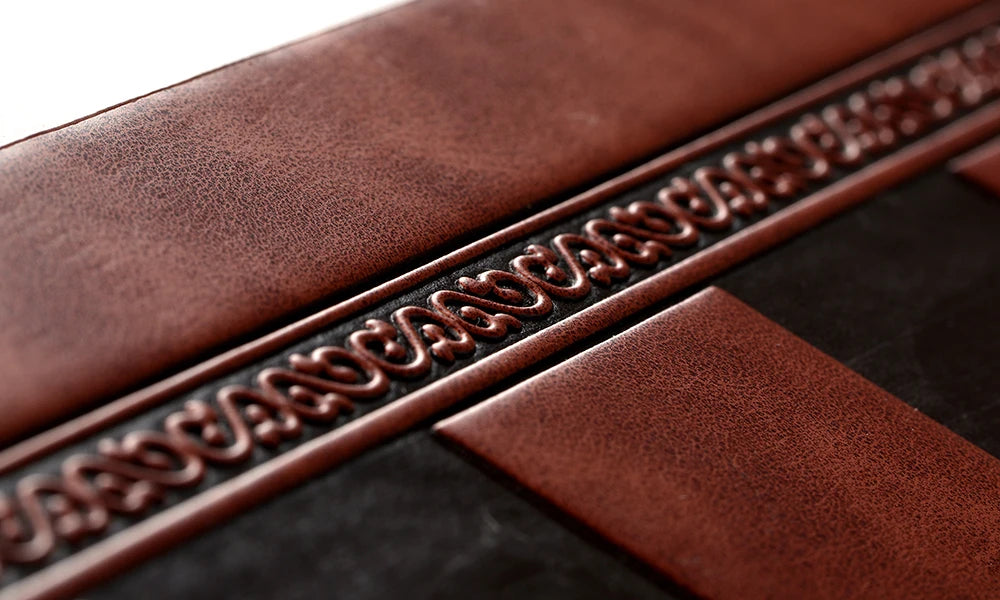 Luxury War‑Themed Metal & Resin Chess Set ♟️ | Hand‑Painted Knights on Leather Board | 32‑Piece Strategy Gift Set 🎁